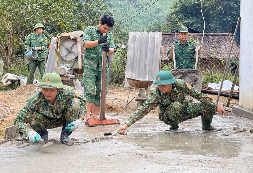Bộ đội Đồn Biên phòng Tam Hợp, huyện Tương Dương, tỉnh Nghệ An hỗ trợ nhân dân làm đường giao thông. 