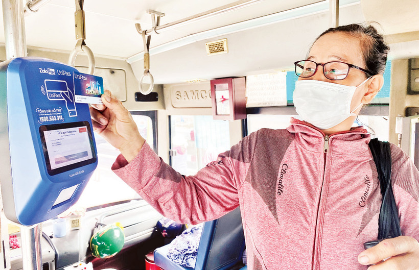 Thẻ Unipass tiện lợi nhưng hành khách đi xe buýt vẫn chưa biết nhiều và chọn lựa để thanh toán. 