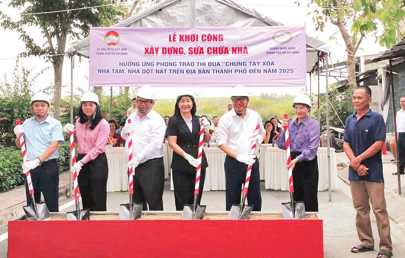 Các đơn vị thực hiện nghi thức khởi công xóa nhà dột nát, nhà tạm tại thành phố. 