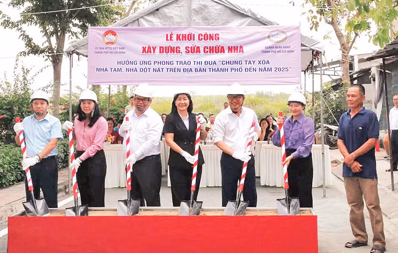 Các đơn vị thực hiện nghi thức khởi công xóa nhà dột nát, nhà tạm tại thành phố. 