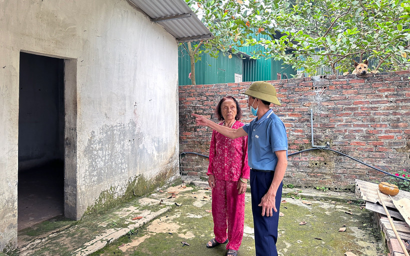 Nhiều ngôi nhà của người dân ở Tổ 18 bị ngập úng nặng sau mỗi trận mưa. 