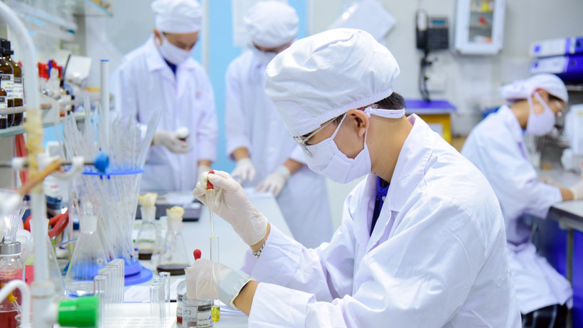 Sinh viên khoa Khoa học sự sống (Trường đại học Khoa học và Công nghệ Hà Nội) trong giờ thực hành khoa học và công nghệ y khoa. (Ảnh BÍCH NGỌC)