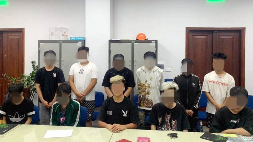 Ngày 25/10, Công an quận Hoàn Kiếm (Hà Nội) ra Quyết định khởi tố vụ án, khởi tố bị can đối với 11 đối tượng (sinh từ năm 2001-2005) về hành vi Gây rối trật tự công cộng. 