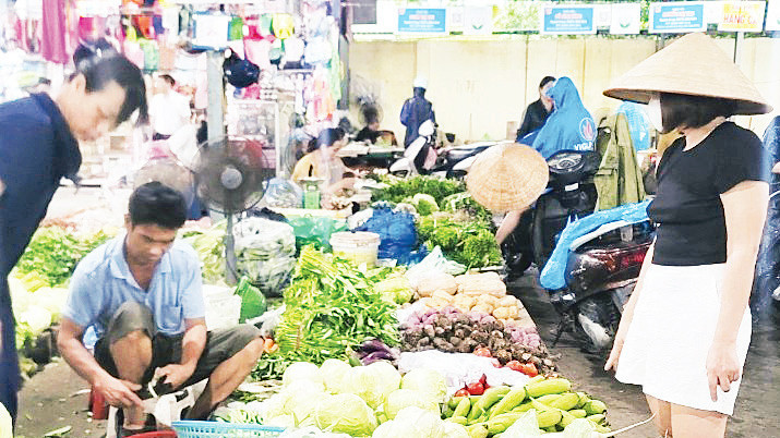 Chợ Thượng Thanh (quận Long Biên) cho phép xe máy, xe đạp đi lại trong chợ, tạo thuận tiện cho người dân mua bán. 