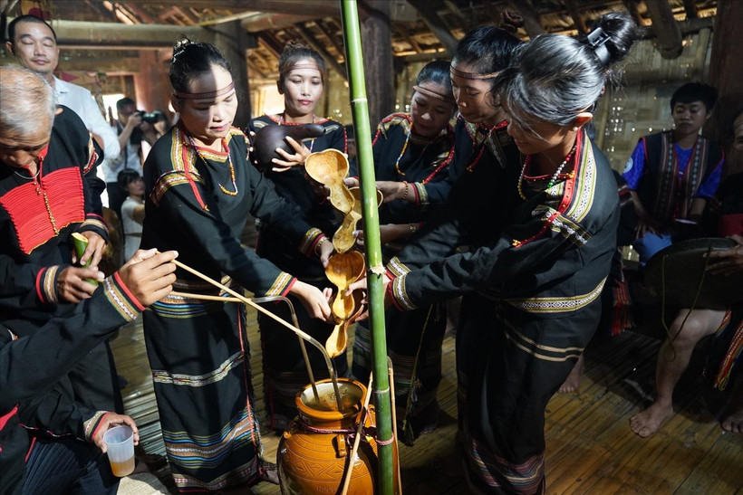 Chuẩn bị rượu cần cho buổi lễ kết nghĩa.