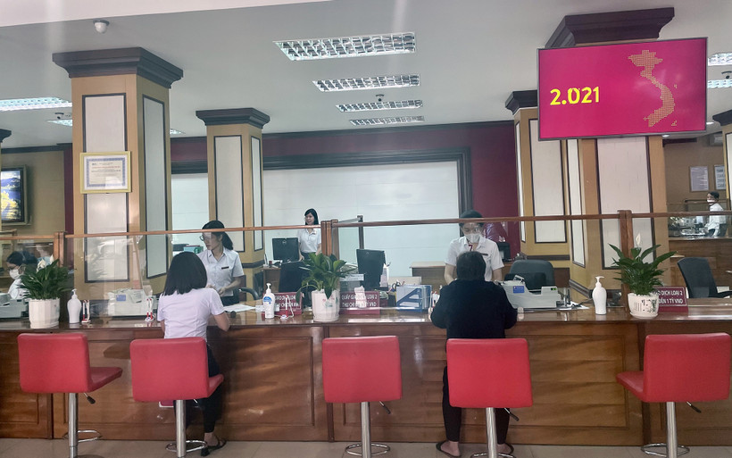 Khách hàng giao dịch tại chi nhánh Ngân hàng Agribank. 