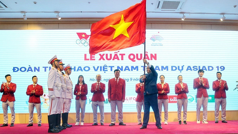 Phó Chủ tịch Quốc hội Trần Quang Phương trao cờ cho Đoàn thể thao Việt Nam. (Ảnh TTXVN)