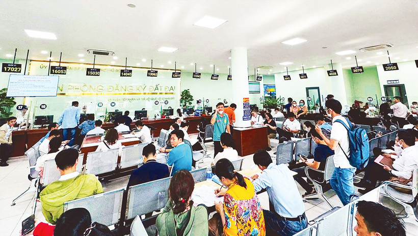 Người dân làm thủ tục hành chính tại Văn phòng đăng ký đất đai thành phố Thủ Đức, Thành phố Hồ Chí Minh. (Ảnh TÙNG QUANG) 