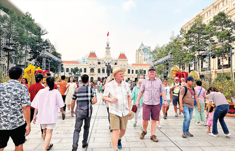 Du khách quốc tế tham quan Thành phố Hồ Chí Minh trong dịp Tết Nguyên đán Ất Tỵ 2025. (Ảnh Mạnh Hảo) 