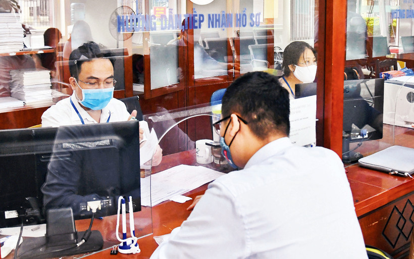 Giải quyết thủ tục hành chính cho người dân tại Bộ phận "một cửa" UBND quận Nam Từ Liêm. (Ảnh Ðăng Duy) 