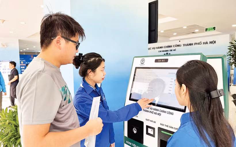 Đoàn viên thanh niên hướng dẫn người dân tiếp cận các nguồn học liệu số. 