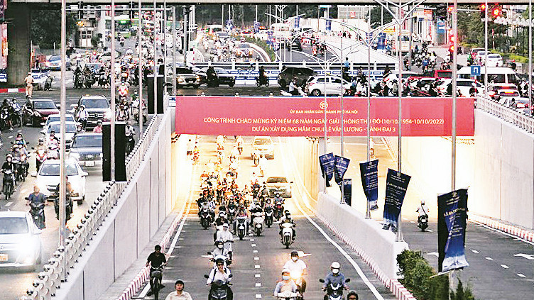 Hầm chui tại nút giao Lê Văn Lương-đường vành đai 3 sau khi được đưa vào khai thác đã góp phần giảm ùn tắc cho khu vực. 