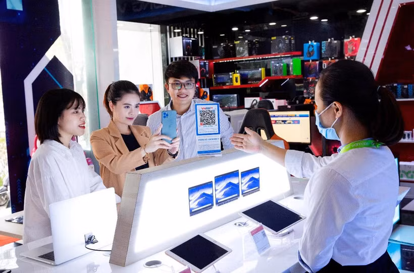 Khách hàng sử dụng phương thức quét mã VNPAY-QR trong thanh toán. (Ảnh ÁNH DƯƠNG) 