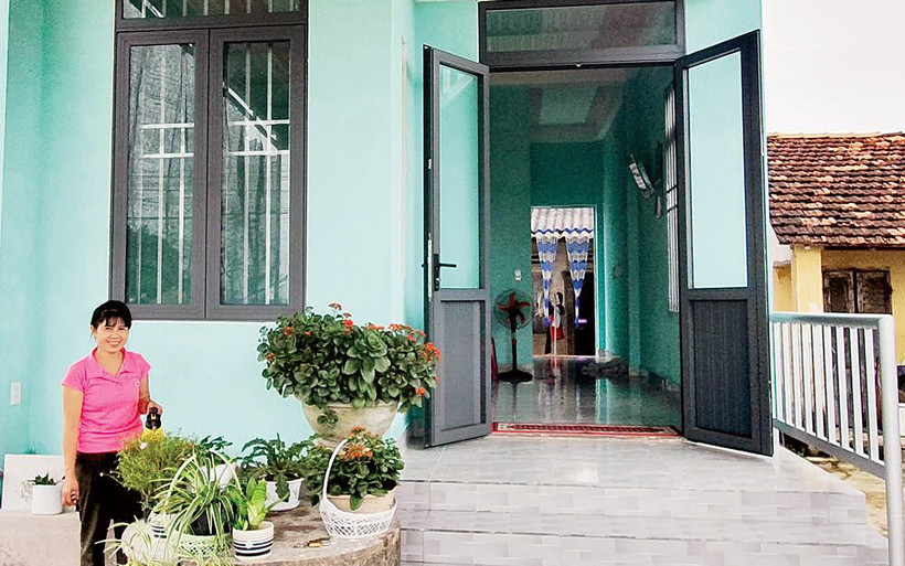 Bà Nguyễn Thị Nguyệt (thôn An Ðạo, xã Tịnh Long, thành phố Quảng Ngãi, tỉnh Quảng Ngãi) tại ngôi nhà Ðại đoàn kết mới của gia đình. (Ảnh ÐÔNG YÊN) 