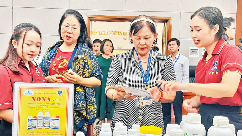 Sinh viên Trường đại học Nguyễn Tất Thành giới thiệu sản phẩm khởi nghiệp với khách tham quan. 