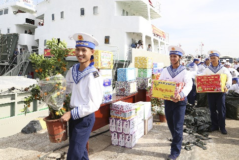 Cán bộ, chiến sĩ Tiểu đoàn DK1, Vùng 2 Hải quân chuyển quà Tết lên các tàu cho cán bộ, chiến sĩ Nhà giàn DK1.