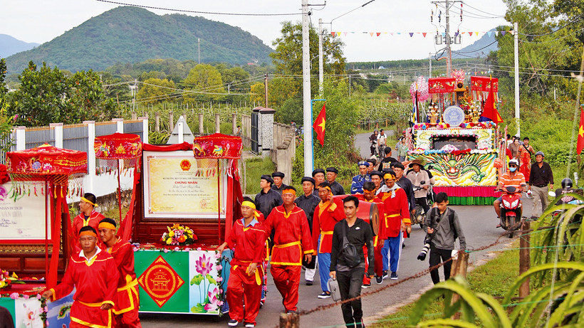 Lễ hội Dinh Thầy Thím của tỉnh Bình Thuận thu hút đông du khách tham dự. 