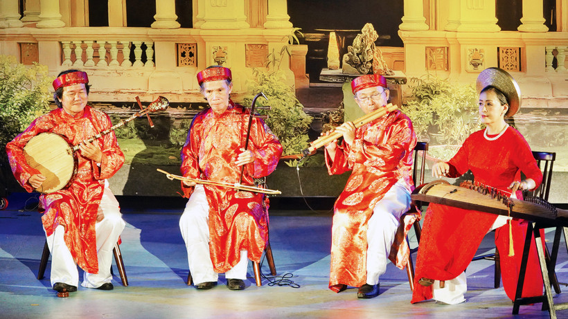 Chương trình Đờn ca tài tử tại Chợ hoa xuân “Trên bến dưới thuyền”, Quận 8. 