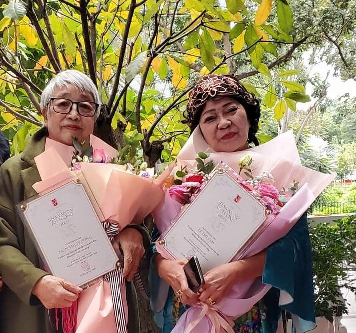 Hai nhà văn nữ Trần Thị Trường (bên trái) và Lê Thị Kim nhận Giải thưởng Nhà văn nữ ấn tượng năm 2023. 