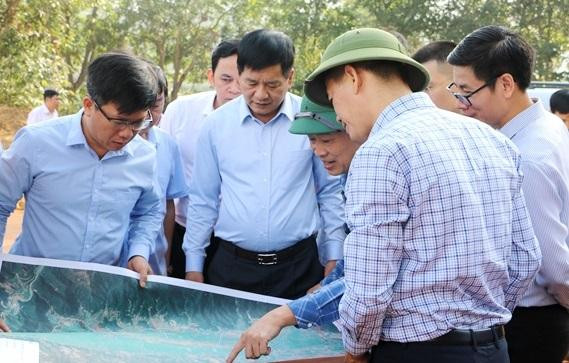 Chủ tịch UBND tỉnh Điện Biên Lê Thành Đô (thứ 2 từ trái sang), kiểm tra, đôn đốc tiến độ các dự án tại huyện Điện Biên.