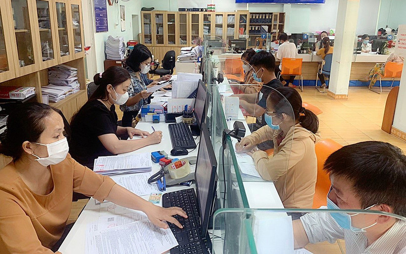 Tiếp nhận hồ sơ, giải quyết chính sách cho người lao động tại Bảo hiểm Xã hội Thành phố Hồ Chí Minh. 