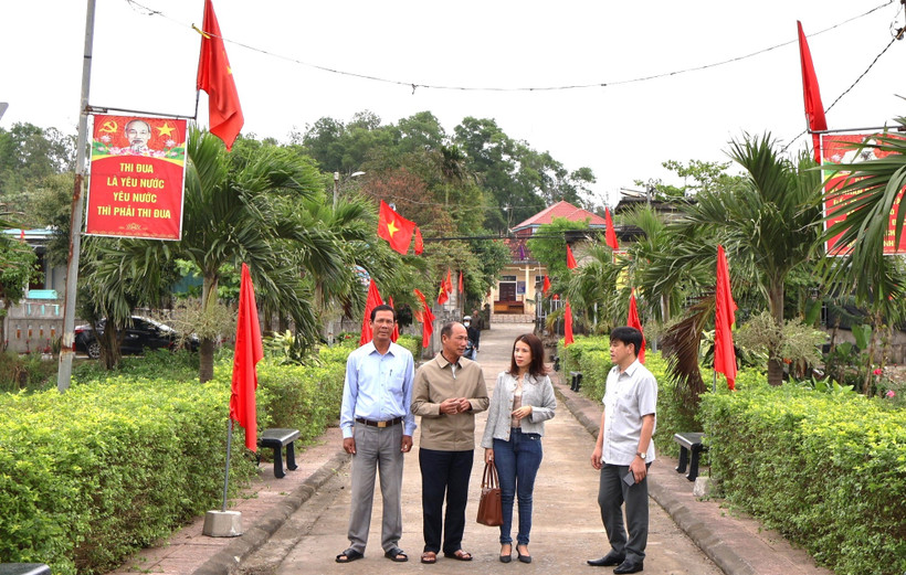 Cán bộ Mặt trận các cấp huyện Bố Trạch trao đổi về mô hình khu dân cư tự quản. 
