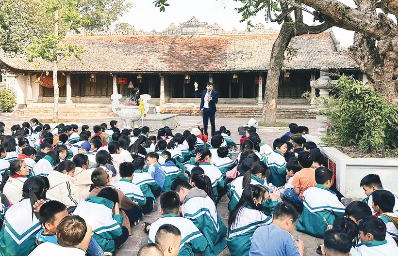Các em học sinh đến tham quan, tìm hiểu, nghe giáo dục truyền thống tại di tích chùa Bối Khê. 