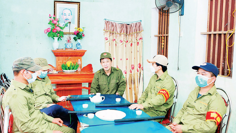 Các thành viên "Ðội tự quản về an ninh trật tự tại Khu dân cư" xã Tự nhiên, huyện Thường Tín hội ý về công tác trên địa bàn. (Ảnh HỒNG SƠN) 