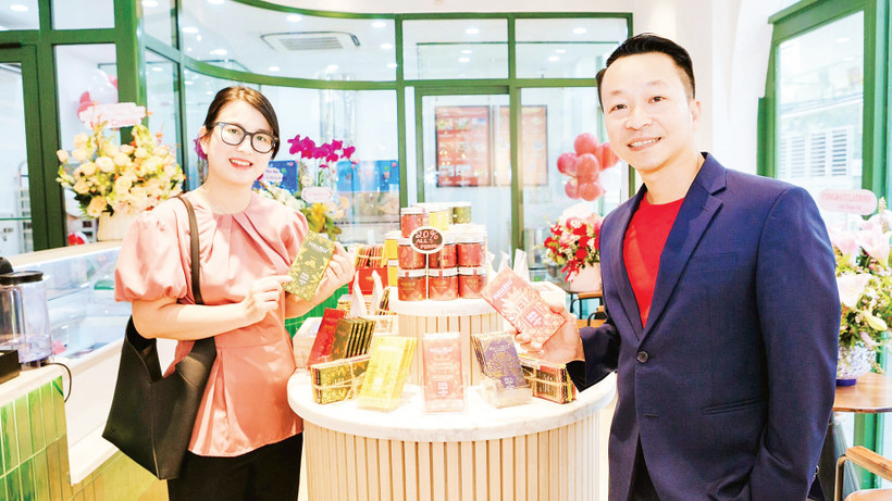 Cửa hàng của anh Nguyễn Hồng Huy thường xuyên đón khách ghé thăm và tìm hiểu về quy trình sản xuất sô-cô-la. 