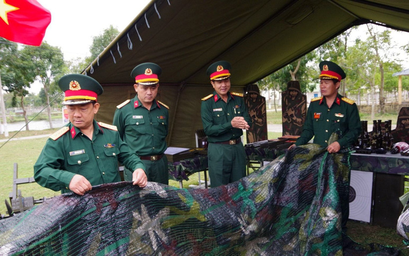 Chỉ huy Lữ đoàn Pháo binh 368 (Quân khu 5) kiểm tra mô hình học cụ trước khi bước vào huấn luyện năm 2023. (Ảnh HỒ VĂN NÀO) 