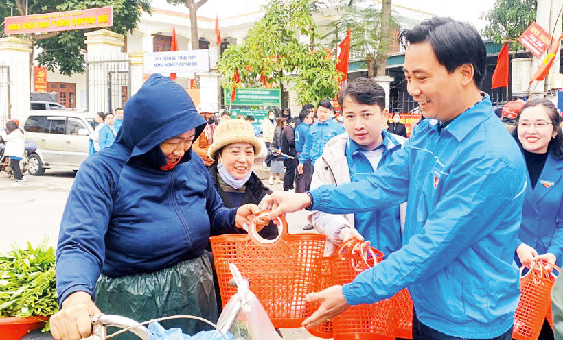 Đoàn viên thanh niên Thủ đô tặng làn đi chợ cho người dân trên địa bàn huyện Thanh Trì. 