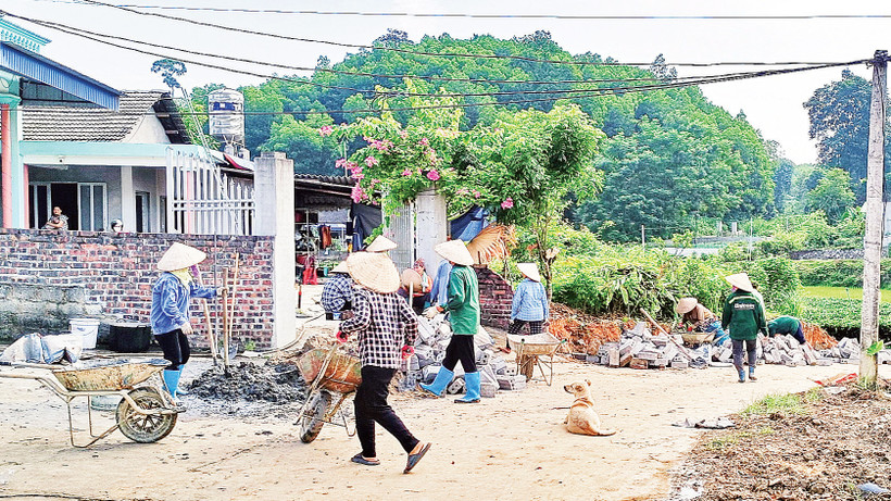 Người dân huyện Đại Từ đóng góp ngày công mở rộng đường liên xóm. 
