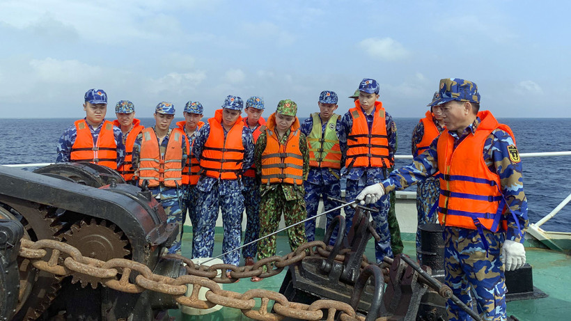 Học viên Trường cao đẳng Kỹ thuật Hải quân trong giờ học về hệ thống neo trên Tàu 996.