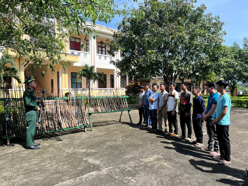 Bộ đội Biên phòng tỉnh Kon Tum tuyên truyền, động viên bà con dân tộc thiểu số vùng biên giới tự nguyện đến giao nộp vũ khí, vật liệu nổ. 