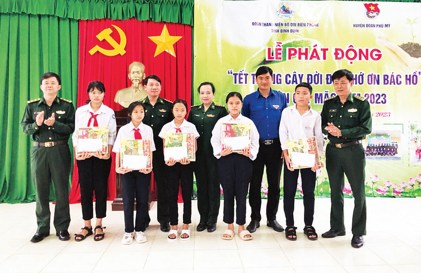 Đoàn Thanh niên Bộ đội Biên phòng tỉnh Bình Định và Đoàn Thanh niên huyện Phù Mỹ trao quà cho học sinh có hoàn cảnh khó khăn đạt học sinh giỏi. 