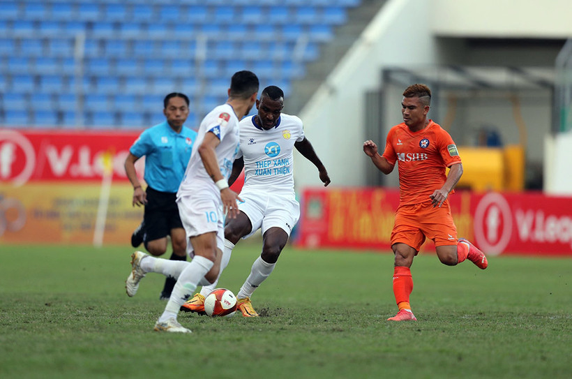 Thép Xanh Nam Ðịnh (áo trắng) tạm vươn lên đầu bảng sau trận thắng SHB Ðà Nẵng. (Ảnh VPF) 