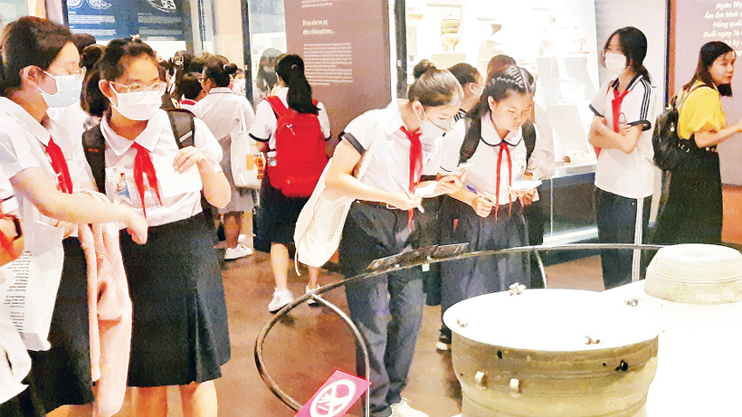 Học sinh thành phố tham quan Bảo tàng Lịch sử Thành phố Hồ Chí Minh. 