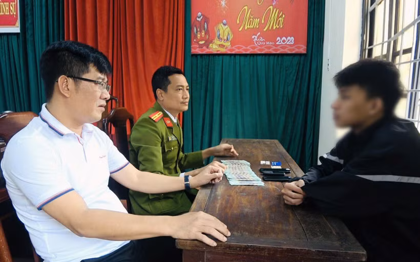 Ðối tượng Nguyễn Nhật Tân (bên phải) tại Công an thành phố Huế, tỉnh Thừa Thiên Huế. (Ảnh QUANG NHẬT) 