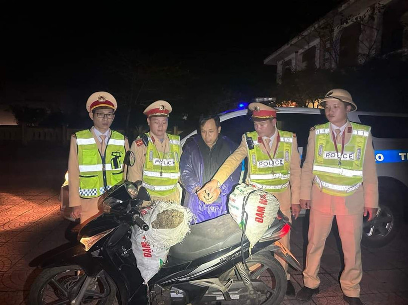 Lực lượng chức năng tỉnh Quảng Bình bắt quả tang đối tượng vận chuyển vật liệu nổ trái phép. 