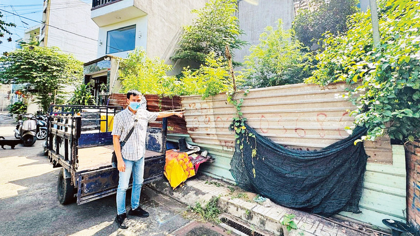 Chủ khu đất tại hẻm 26, phường Tam Bình, thành phố Thủ Đức, bức xúc khi phải chừa khoảng lùi sâu hơn nhà kế bên khi xin phép xây dựng. 