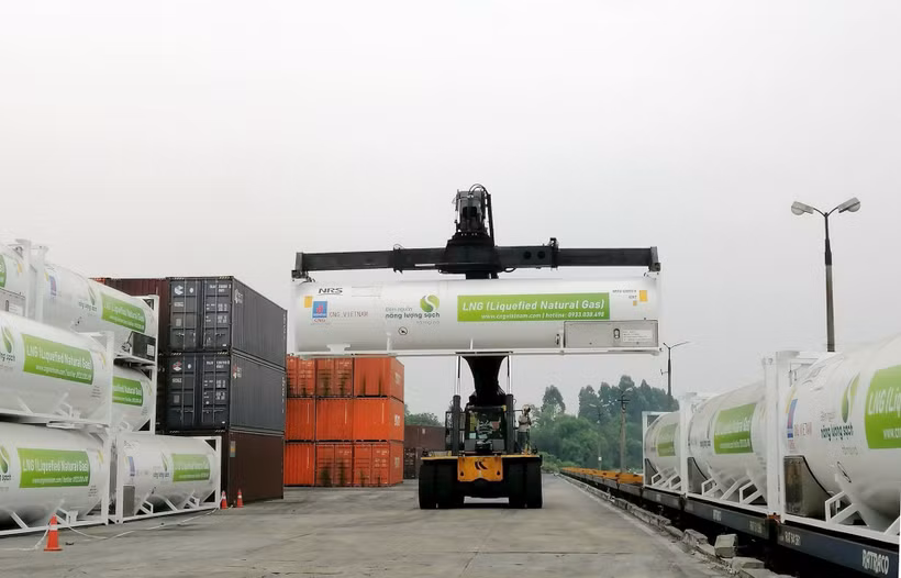 Tổng công ty Đường sắt Việt Nam và Tập đoàn NRS Corporation (Nhật Bản) vận chuyển khí LNG từ miền nam ra miền bắc. (Ảnh AN KHÁNH) 