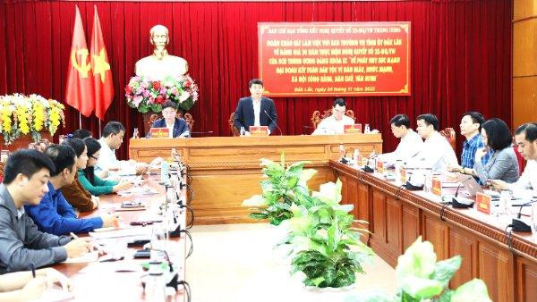Đồng chí Y Thanh Hà Niê Kdăm, Trưởng đoàn công tác Ban Chỉ đạo Trung ương tổng kết Nghị quyết số 23-NQ/TW của Ban Chấp hành Trung ương Đảng khóa IX phát biểu tại buổi làm việc.