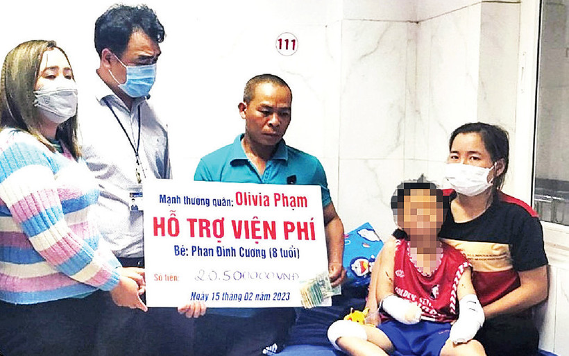 Thông qua sự kết nối của Tổ công tác xã hội, nhiều nhà hảo tâm đã hỗ trợ cho các bệnh nhân có hoàn cảnh khó khăn. 