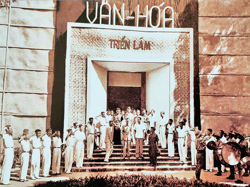 Chủ tịch Hồ Chí Minh dự khai mạc Tuần lễ Triển lãm Văn hóa (10/1945). Ảnh: TL 