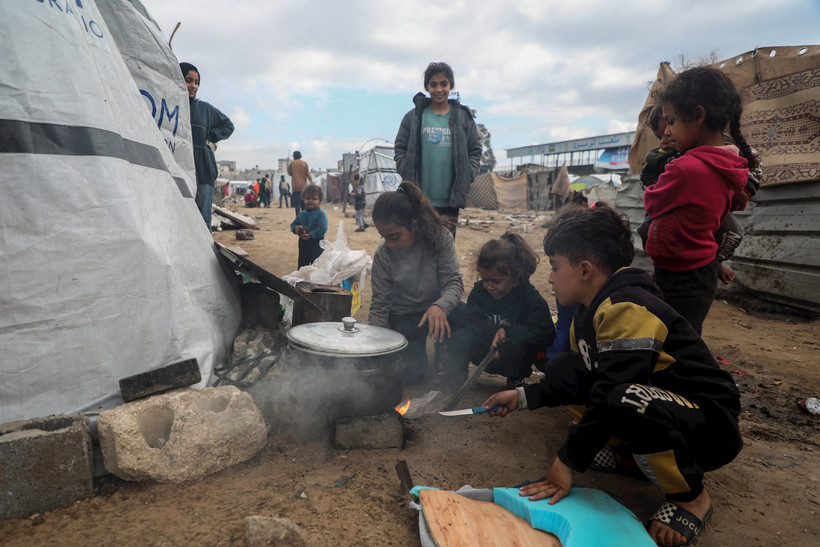 Trẻ em sống tại nơi trú ẩn tạm thời ở sân vận động Al-Yarmouk thuộc Gaza. (Ảnh Tân Hoa xã) 