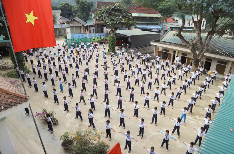 Giờ thể dục của học sinh Trường tiểu học Nga My, huyện Tương Dương, tỉnh Nghệ An. (Ảnh XUÂN TIẾN) 