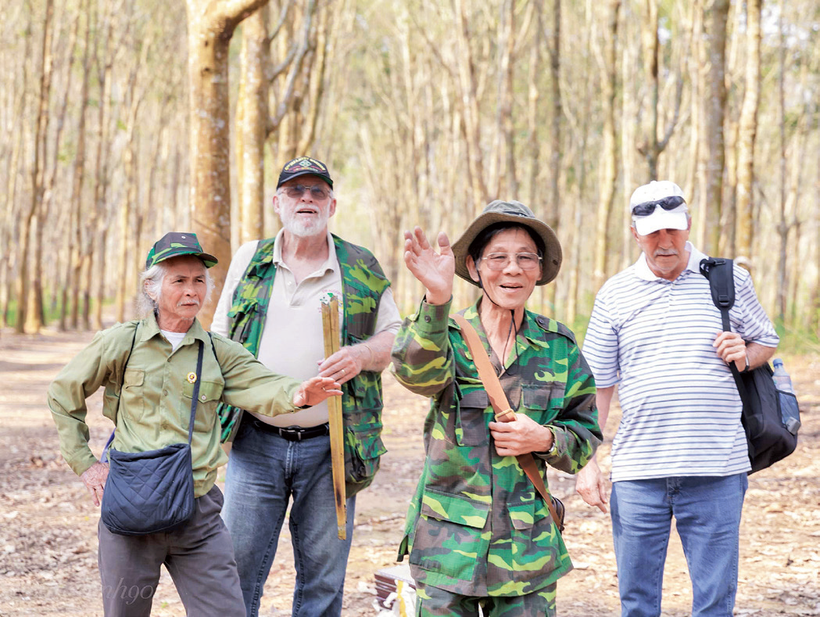 CCB Mỹ Steve Edmunds (thứ 2 từ trái sang) cùng các CCB Trung đoàn 209 trở lại chiến trường tìm hài cốt liệt sĩ. Ảnh: Đức Bình