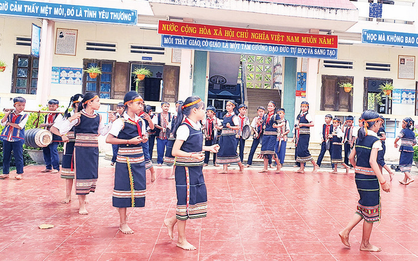 Học sinh Trường tiểu học Ðặng Trần Côn, thành phố Kon Tum, luyện tập đánh cồng chiêng, xoang.