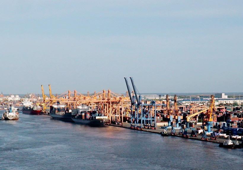 Xuất nhập khẩu hàng hóa tại cảng Đình Vũ, thành phố Hải Phòng. (Ảnh AN KHÁNH)