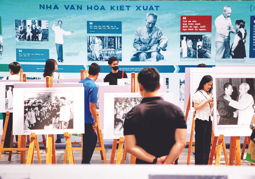 Tại triển lãm, người dân còn có dịp khám phá các tư liệu giá trị về tư tưởng, đạo đức, phong cách Hồ Chí Minh.
